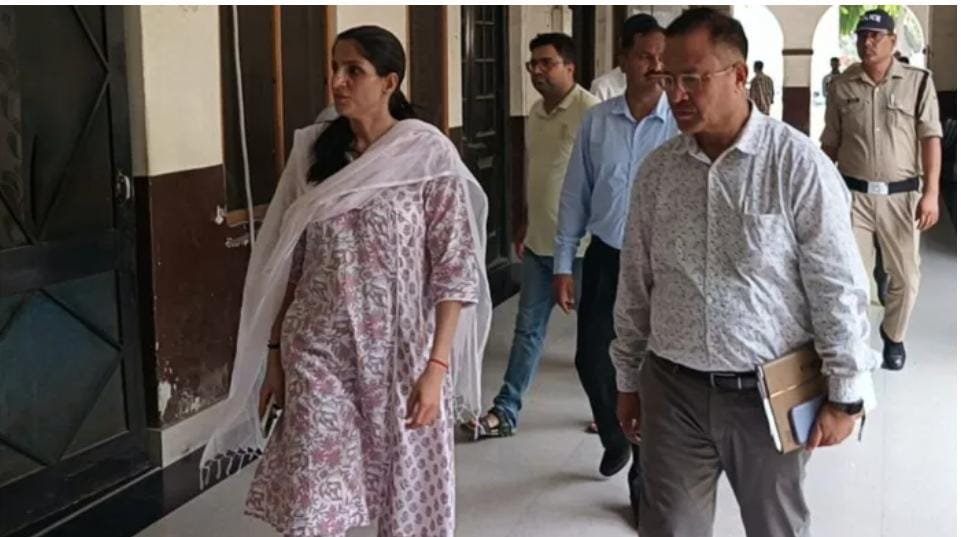 छापा: नगर निगम निरीक्षण पर पहुंची जिलाधिकारी, 51 कर्मचारी मिले गायब…