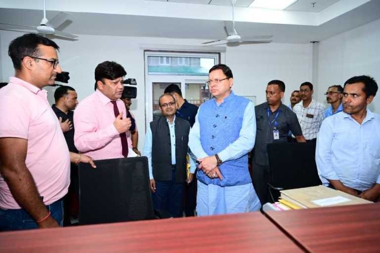 सीएम धामी अचानका पहुंचे  राज्य आपदा परिचालन केन्द्र, अधिकारियो को दिए ये निर्देश…