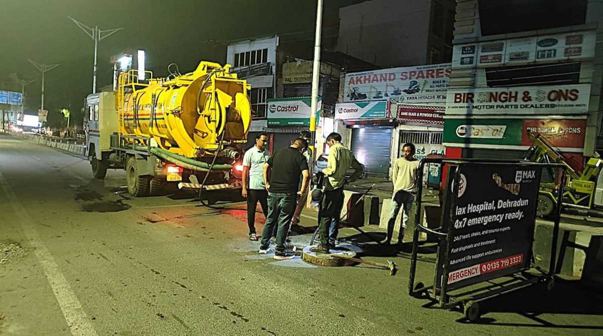 बारिश और भूस्खलन से सड़क अवरूद्व होने पर प्रशासन का त्वरित एक्शन, जनमन को राहत